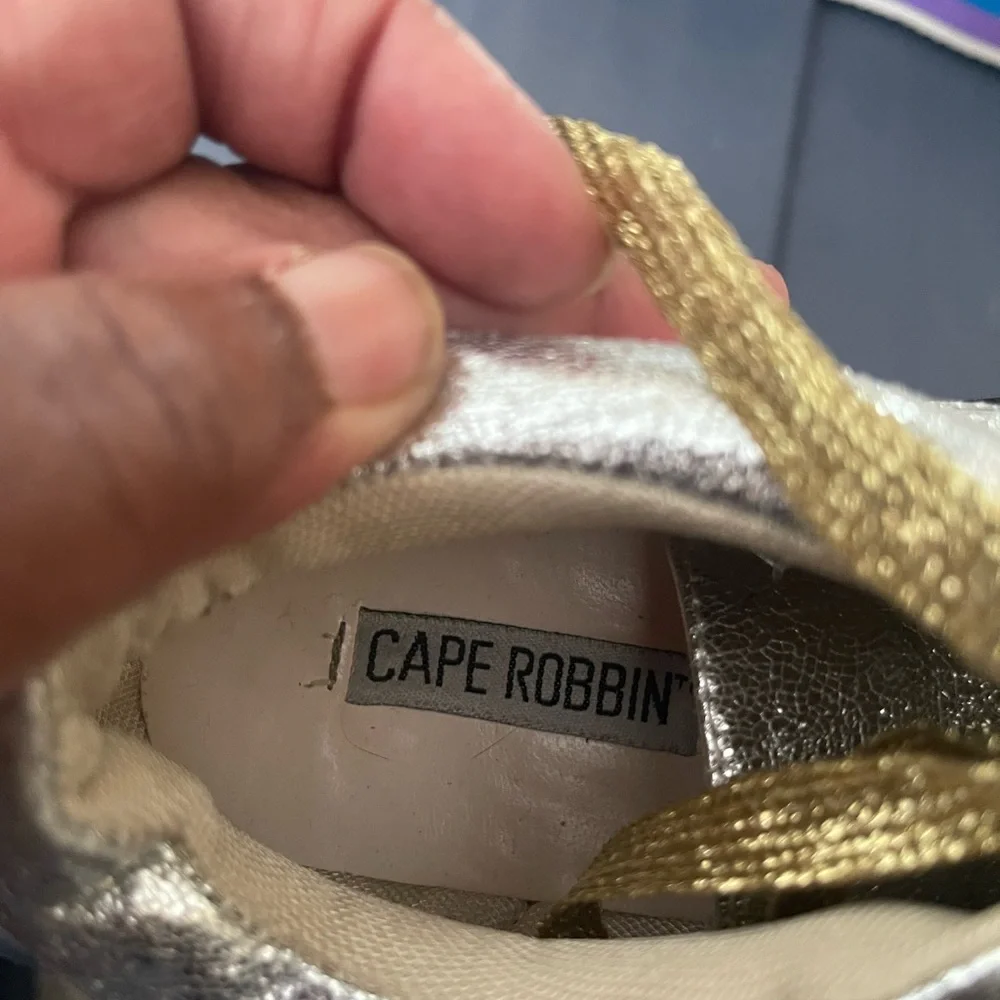 CAPE ROBBIN WOMEN'S MOMO-1 PLATFORM SNEAKER Metallic Silver Rainbow Platform 6 M